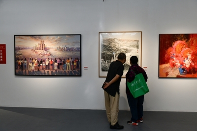 觀眾駐足欣賞展覽作品。陳驊攝